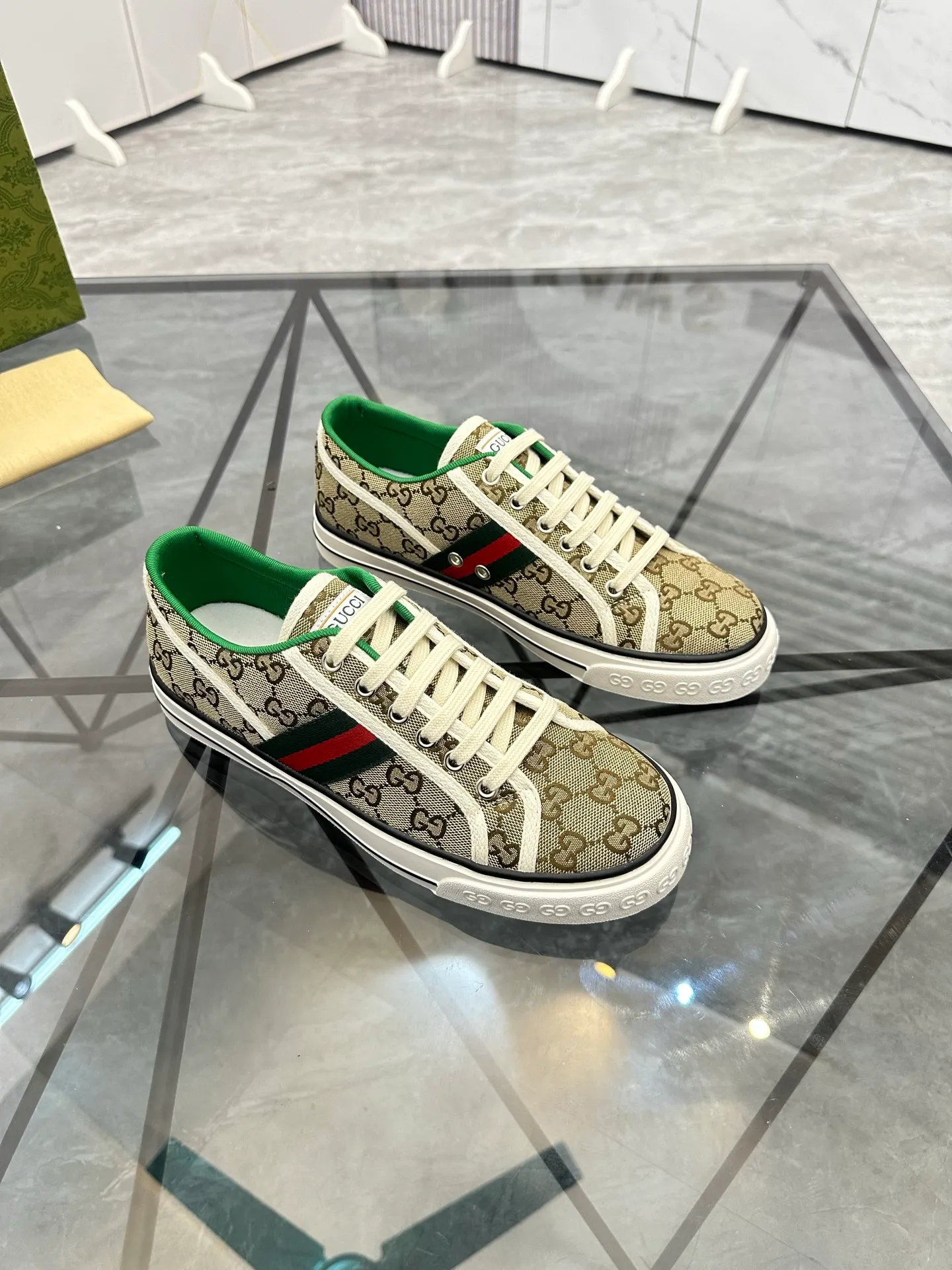 Men's shoes: 💰P360¥ Product trademark: Gucci* "Gucci*" low-cut casual shoes Regular size: 38-44 (can be customized to 45.46.) Product materials: Original material from the upper counter, breathable lining, original outsole. Number: 661